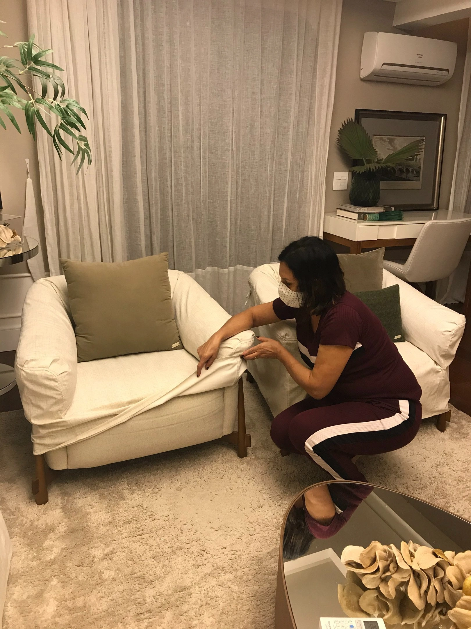 Par de poltronas encapadas na sala