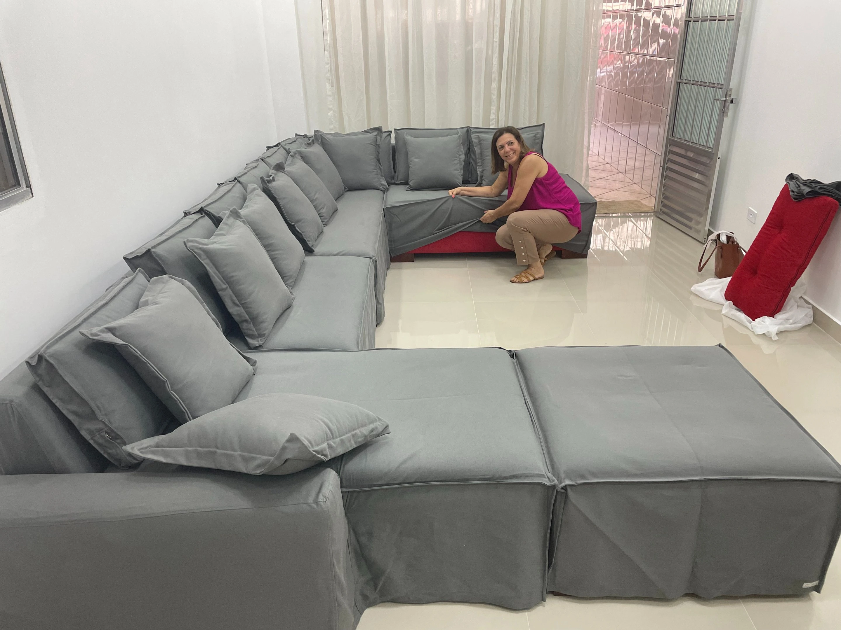 Sofá com capa impermeável instalada
