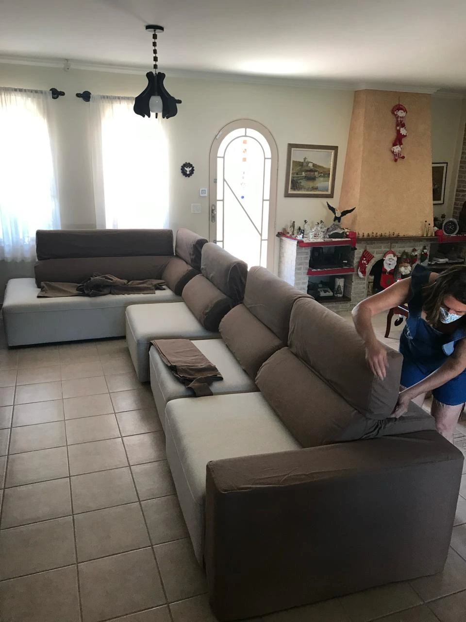 Sofá com capa impermeável instalada
