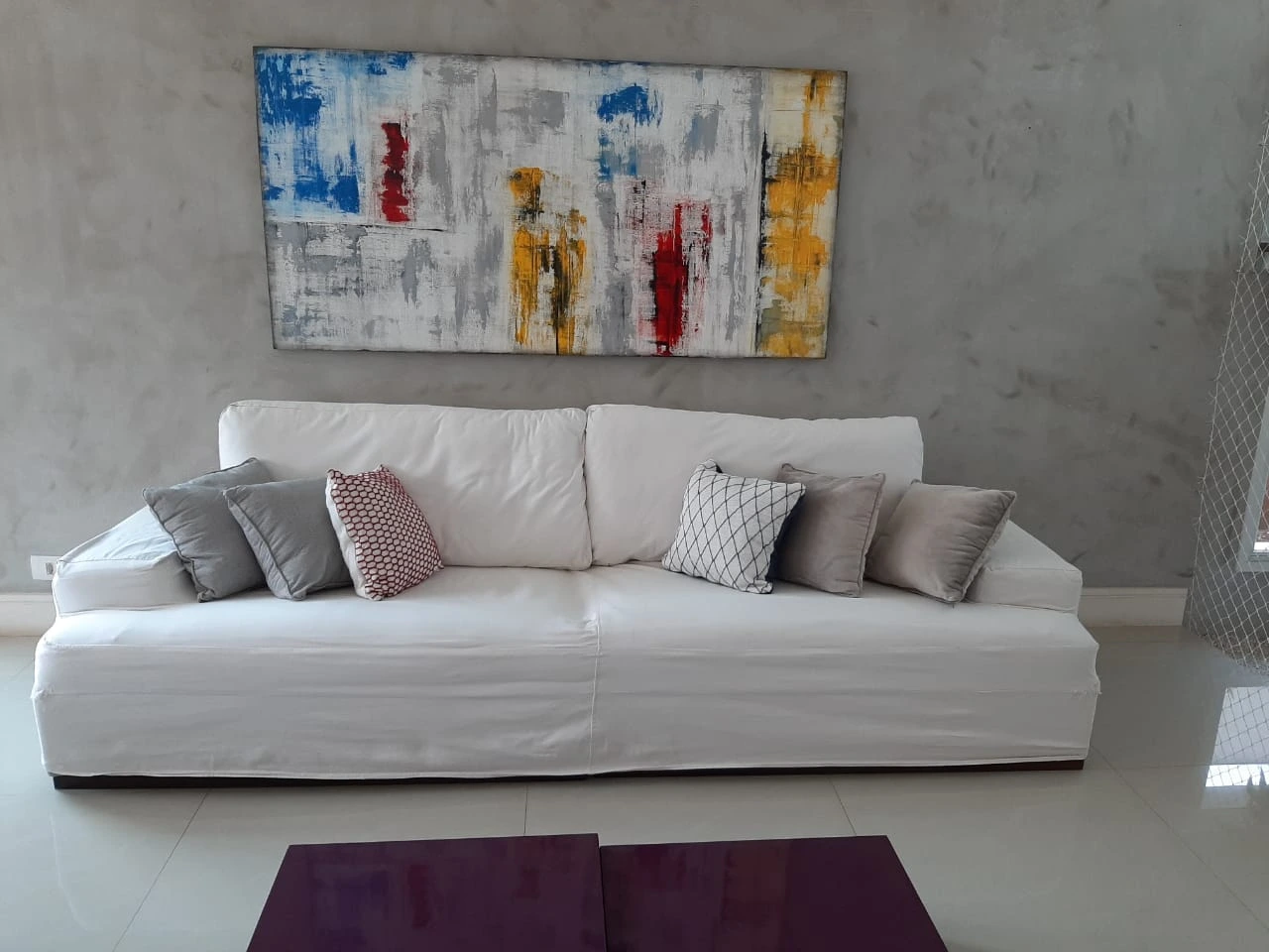 Sofá com capa impermeável instalada