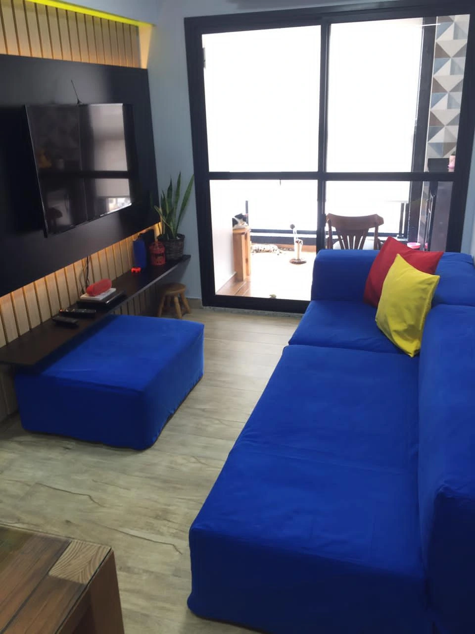 Sofá com capa impermeável instalada