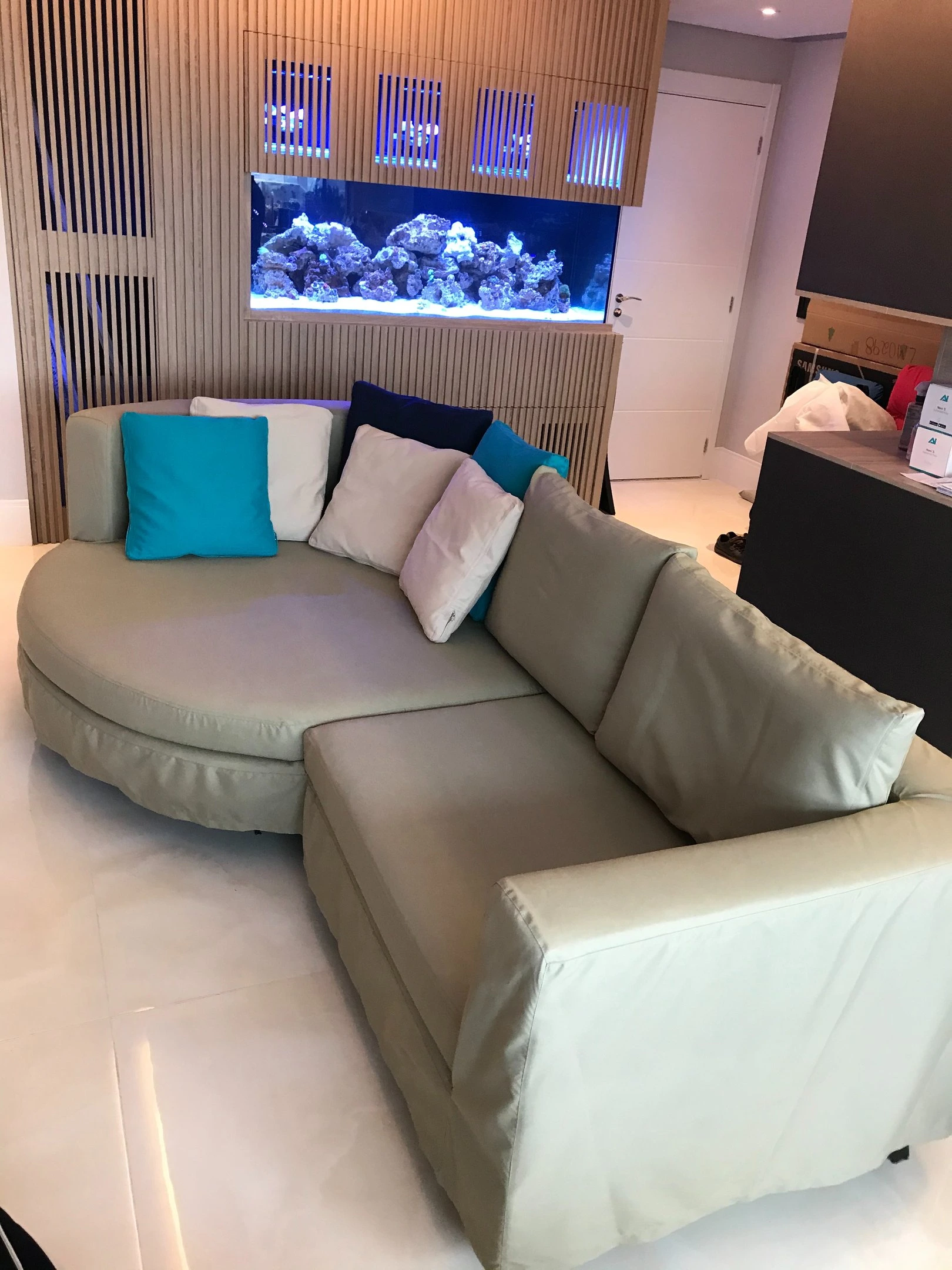 Sofá com capa impermeável instalada