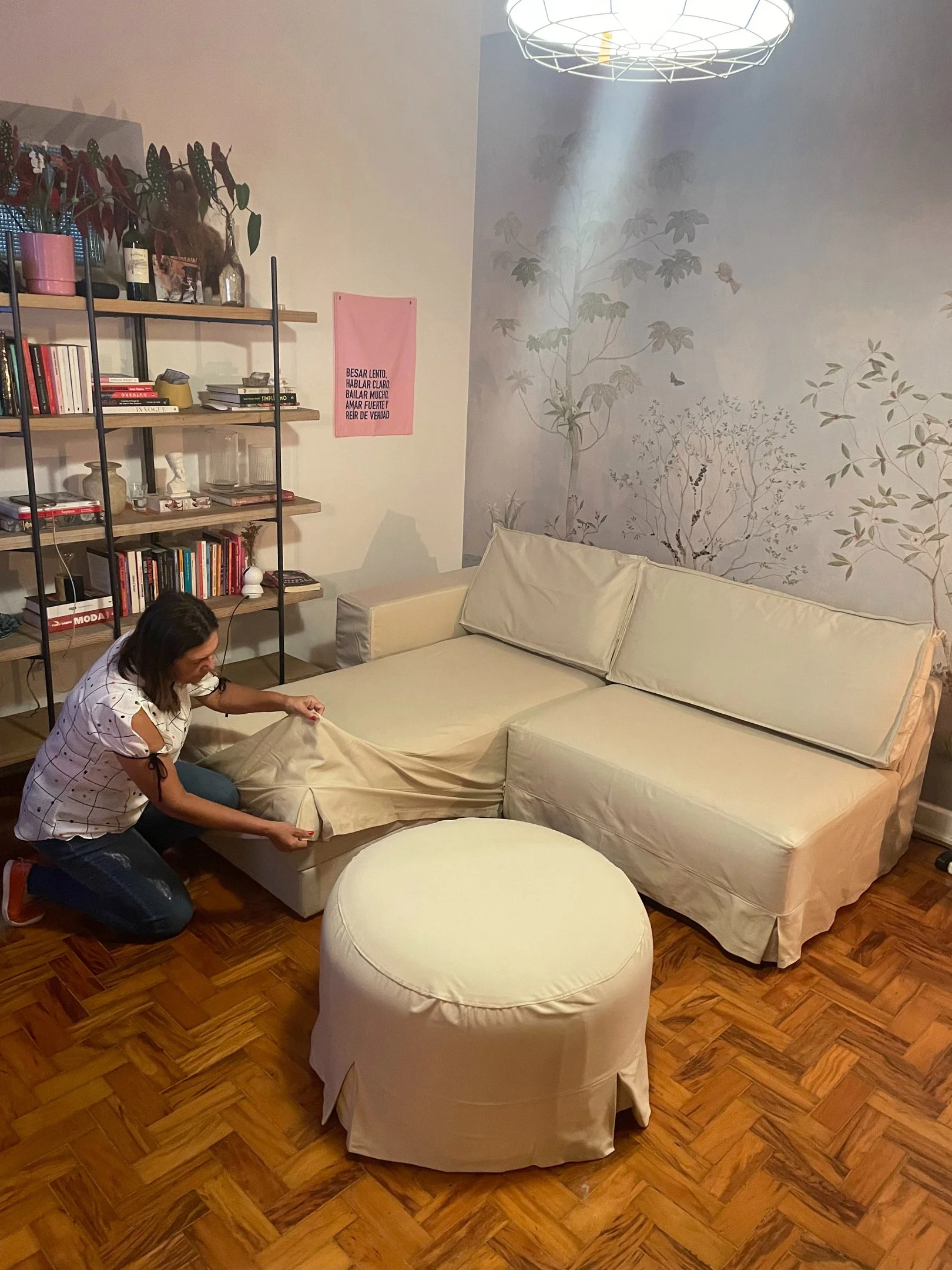 Sofá com capa impermeável instalada