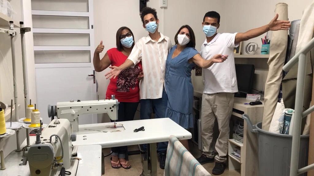 Equipe reunida no ateliê de costura