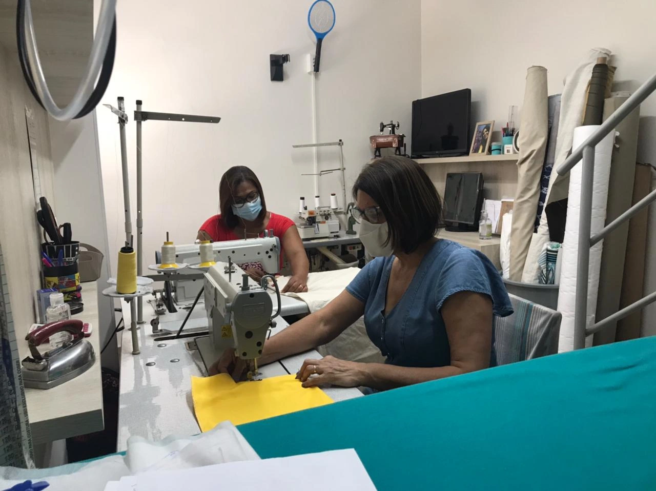 Simone com cliente satisfeita